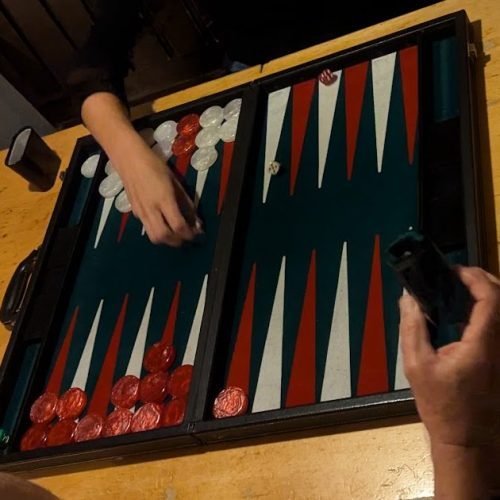 Backgammon_zweiSpieleramTisch